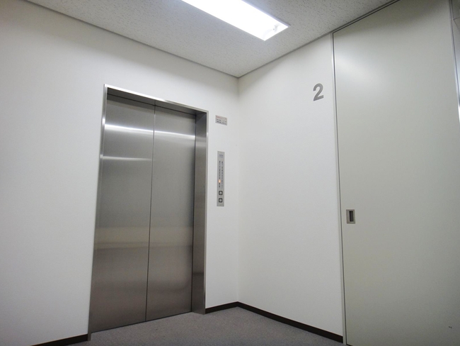 室内の業務用エレベーター