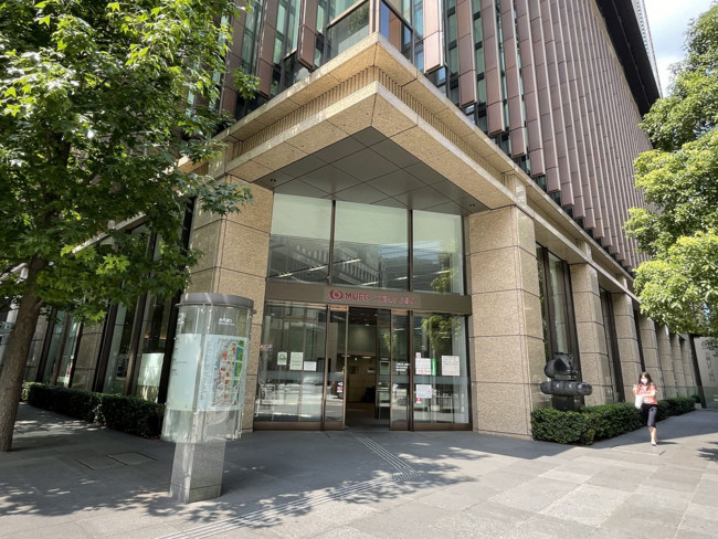 1階の三菱UFJ銀行新丸の内支店
