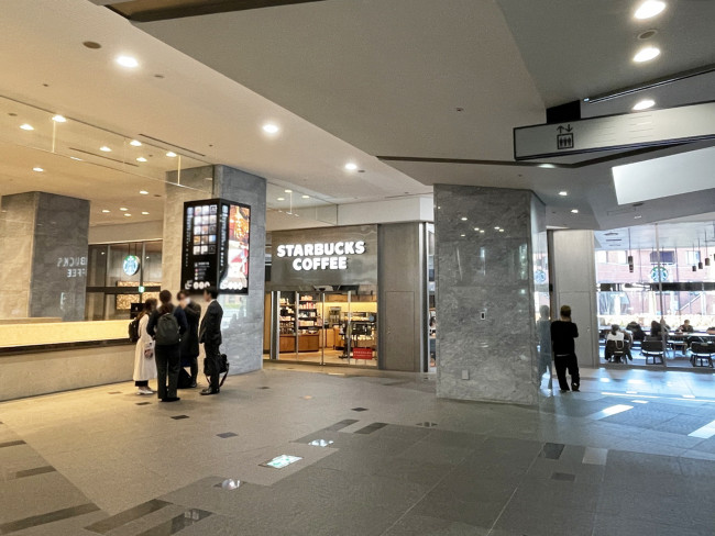 1階のスターバックスコーヒー 新宿マインズタワー店