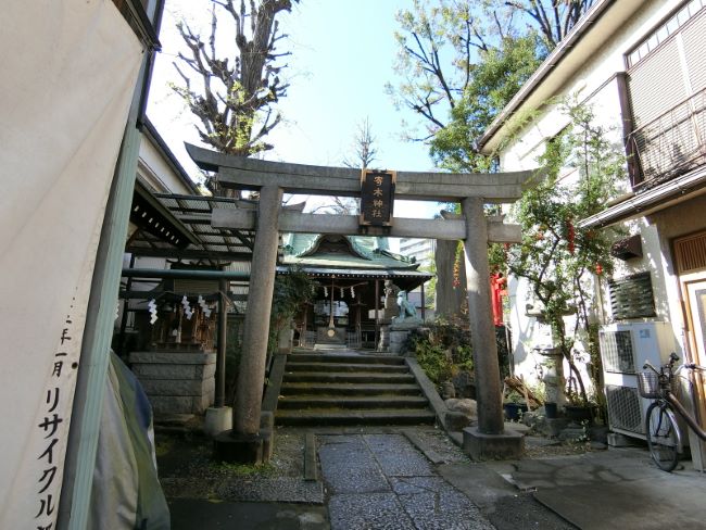 隣の寄木神社