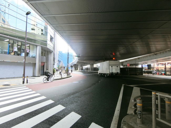 MAC渋谷ビル前面の玉川通り