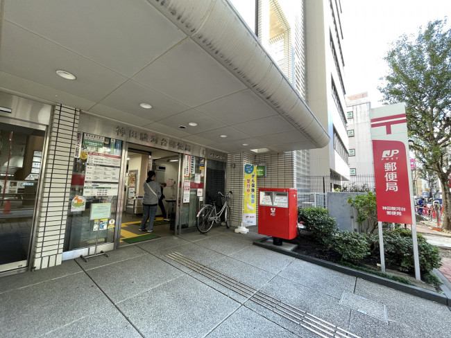 並びの神田駿河台郵便局