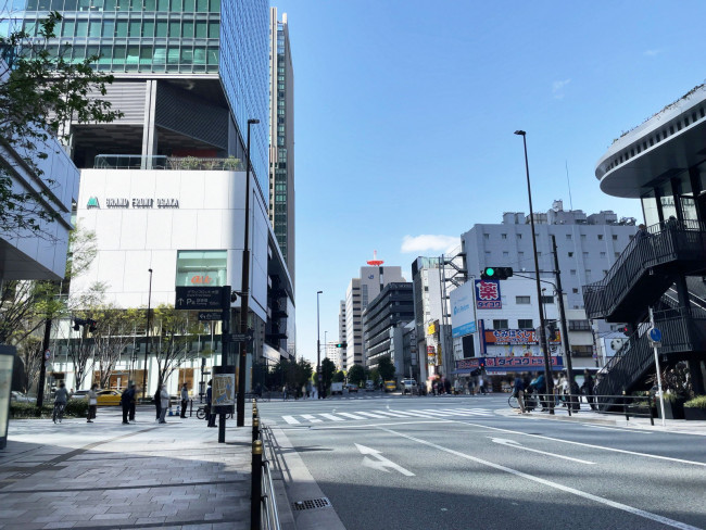 グランフロント大阪 タワーAオフィス前面の通り