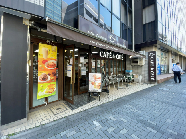 隣のカフェ・ド・クリエ箱崎町店