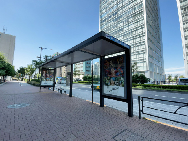 ビル前のバス停「中野坂上駅」