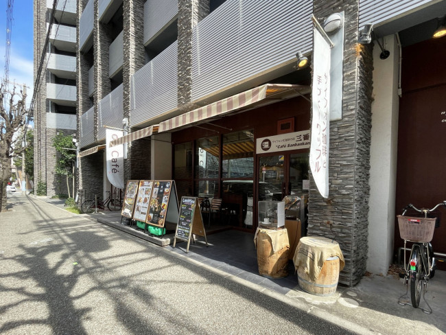 並びにあるカフェ三番館 江坂公園店