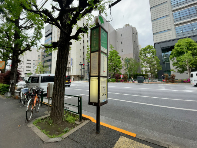 ビル前のバス停「西神田一丁目」