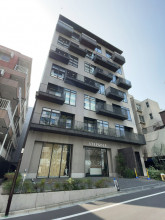 AND FIRST BLDG.の外観