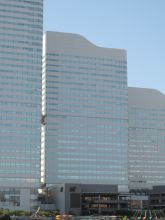 クイーンズタワー B棟の外観