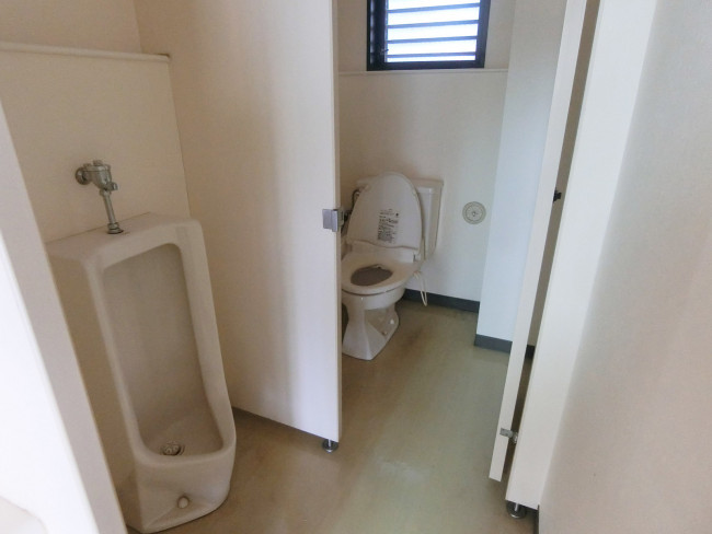 男性用トイレと個室トイレ
