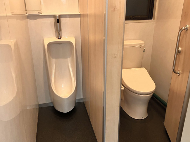 男性用トイレと個室トイレ