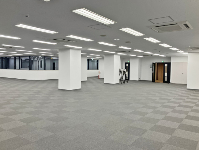 貸室奥側から見た室内