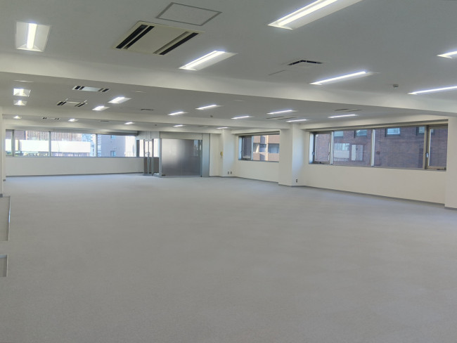 貸室奥側から見た室内