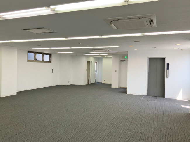 貸室奥側から見た室内