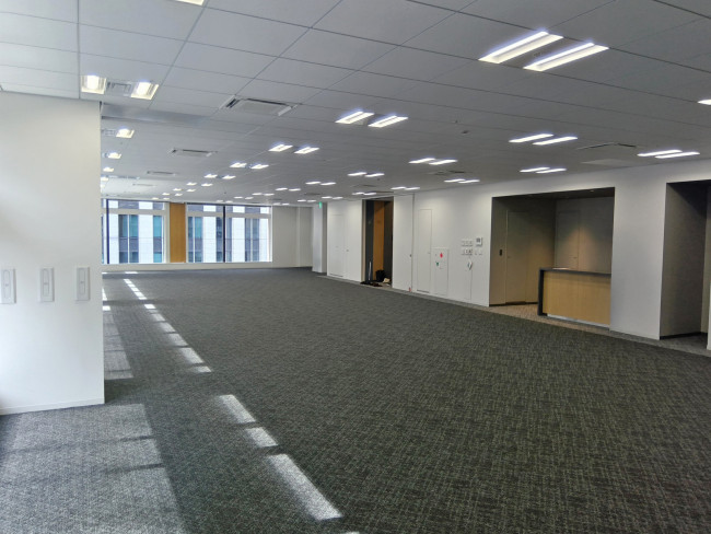 貸室奥側から見た室内