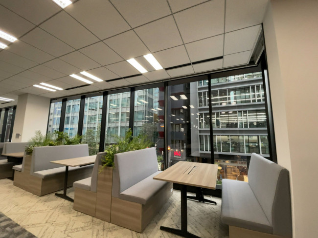 窓際のソファスペース