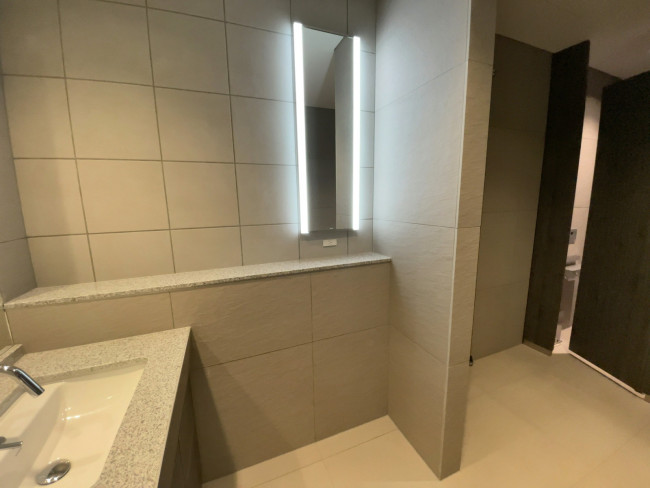 女性用トイレ内のパウダーコーナー