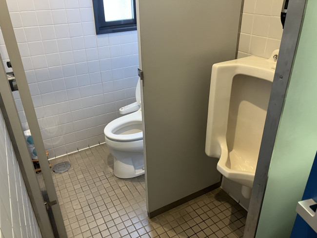 個室トイレと男性用トイレ