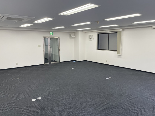 貸室奥側から見た室内