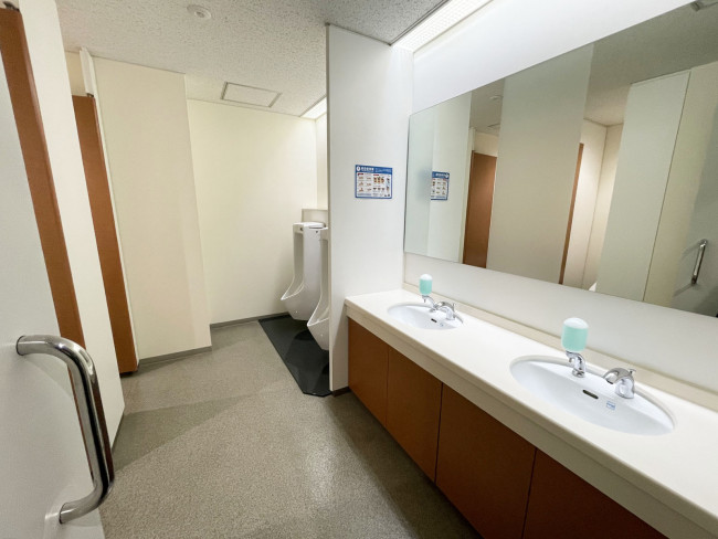 男性用トイレ全体の様子（個室2室、小2つ）