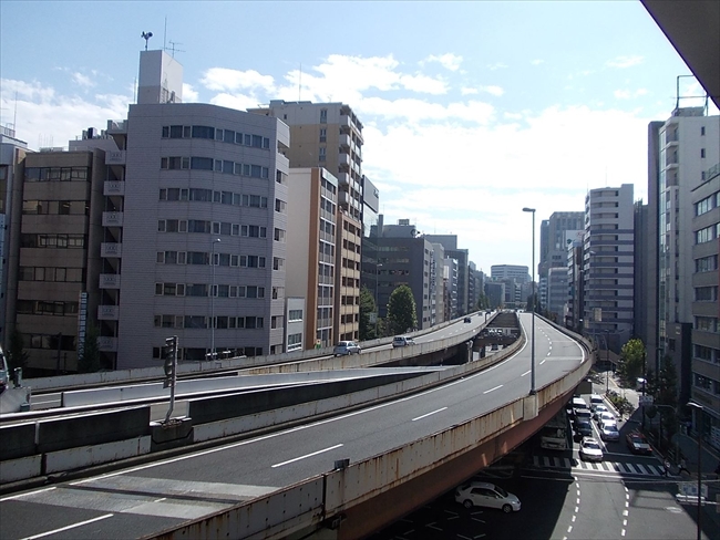 日本橋方面へ続く首都高速