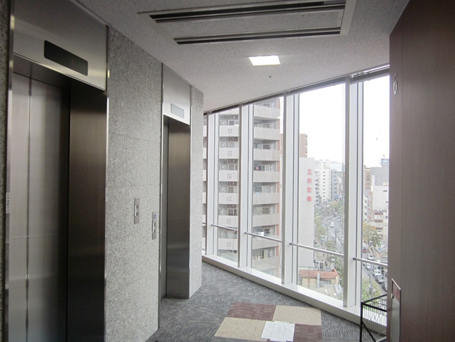 貸室前のエレベーターホール