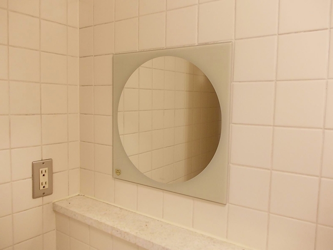 丸い洗面台の鏡