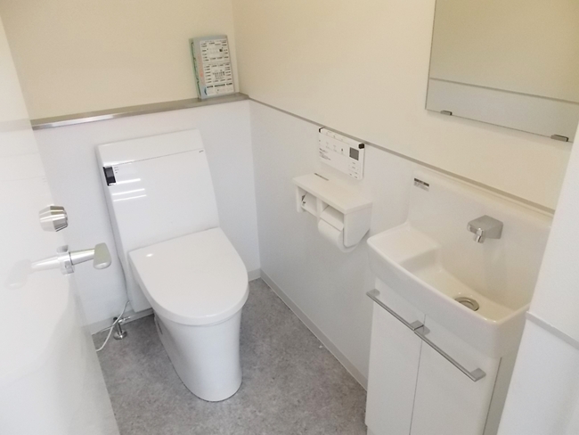 すっきりしたデザインのトイレ