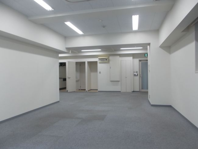 貸室奥からの室内