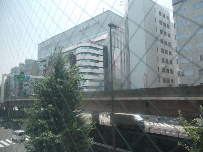 前面に昭和通りとオフィスビル群