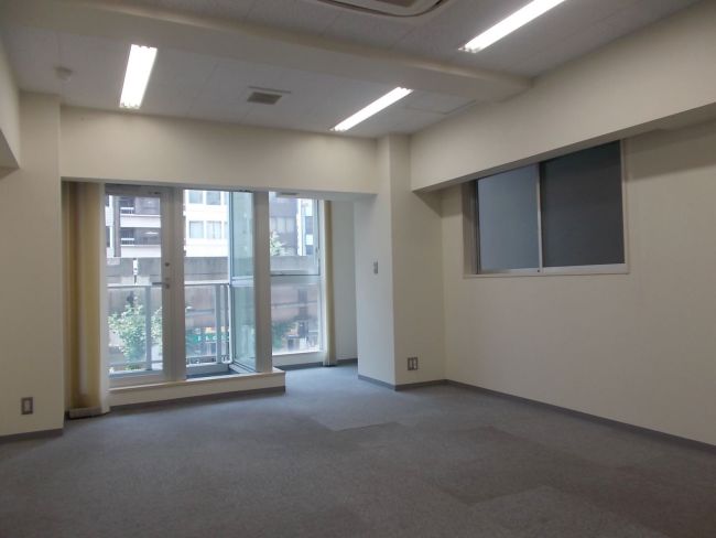 足元までの窓面