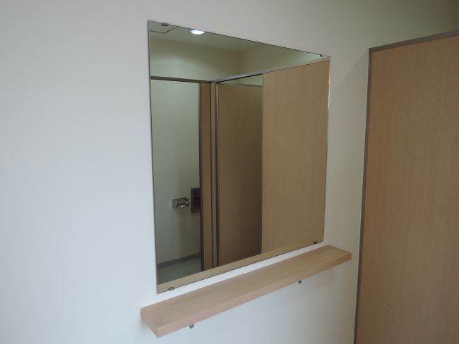 女性トイレの大きな鏡