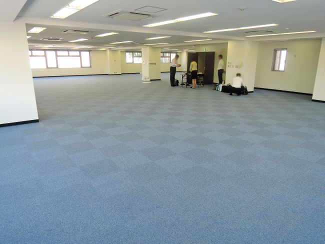 カーペットの色はブルー