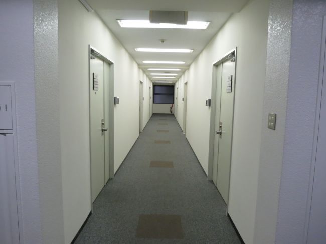 貸室前の廊下