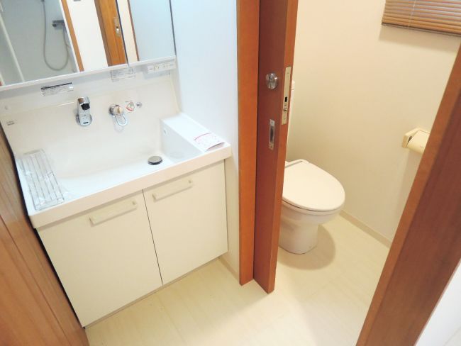 洗面台・トイレ個室（2階）