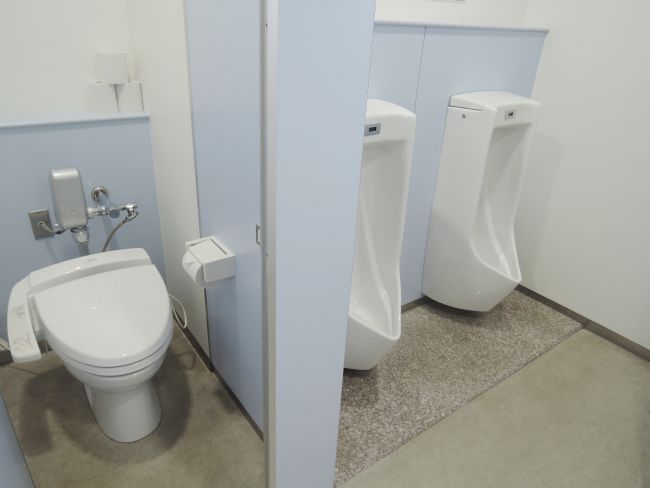 個室トイレと男性用トイレ