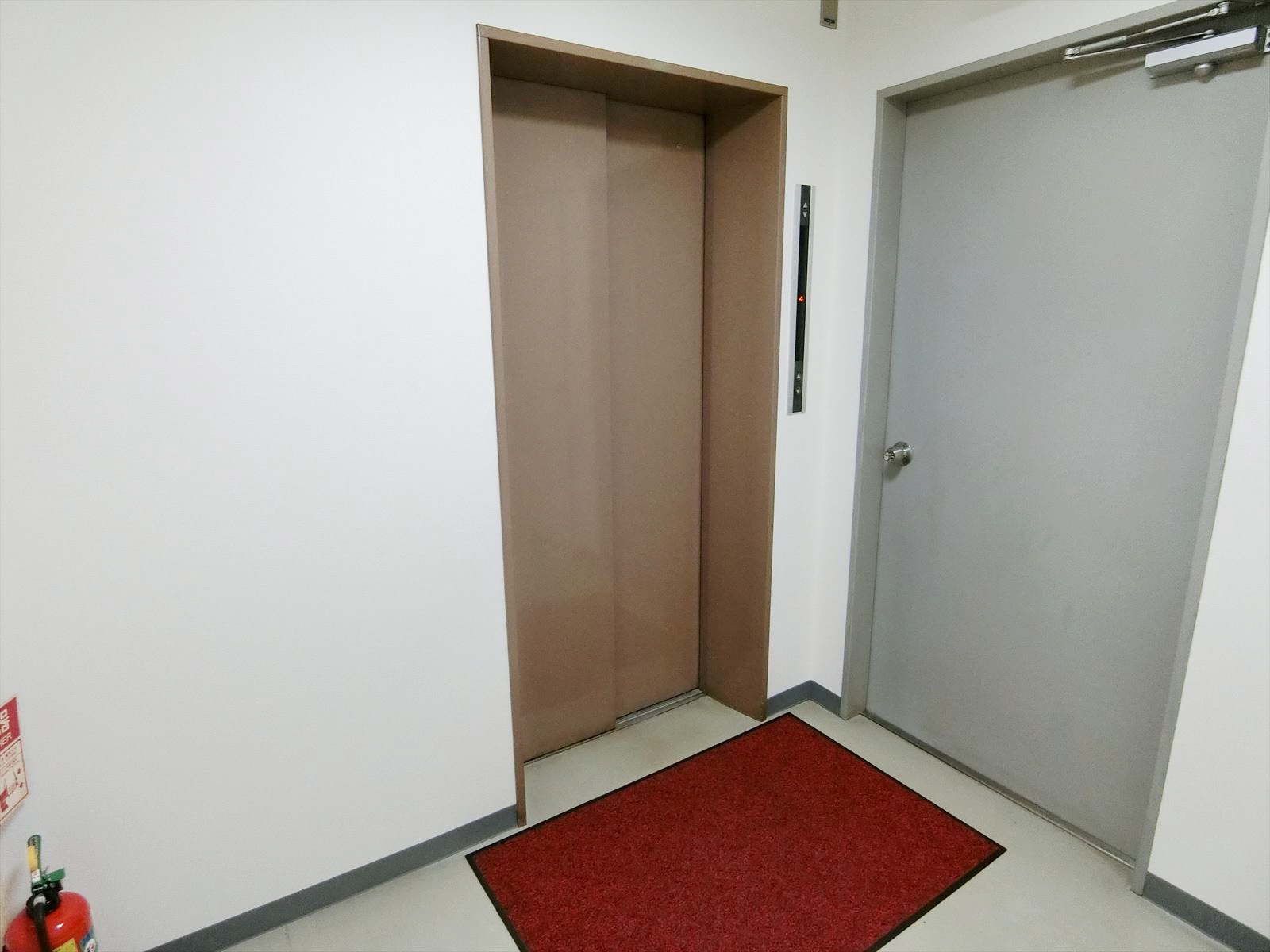 エレベーター前