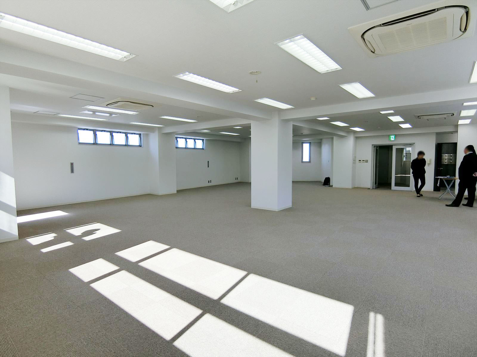 貸室内隅からの全景