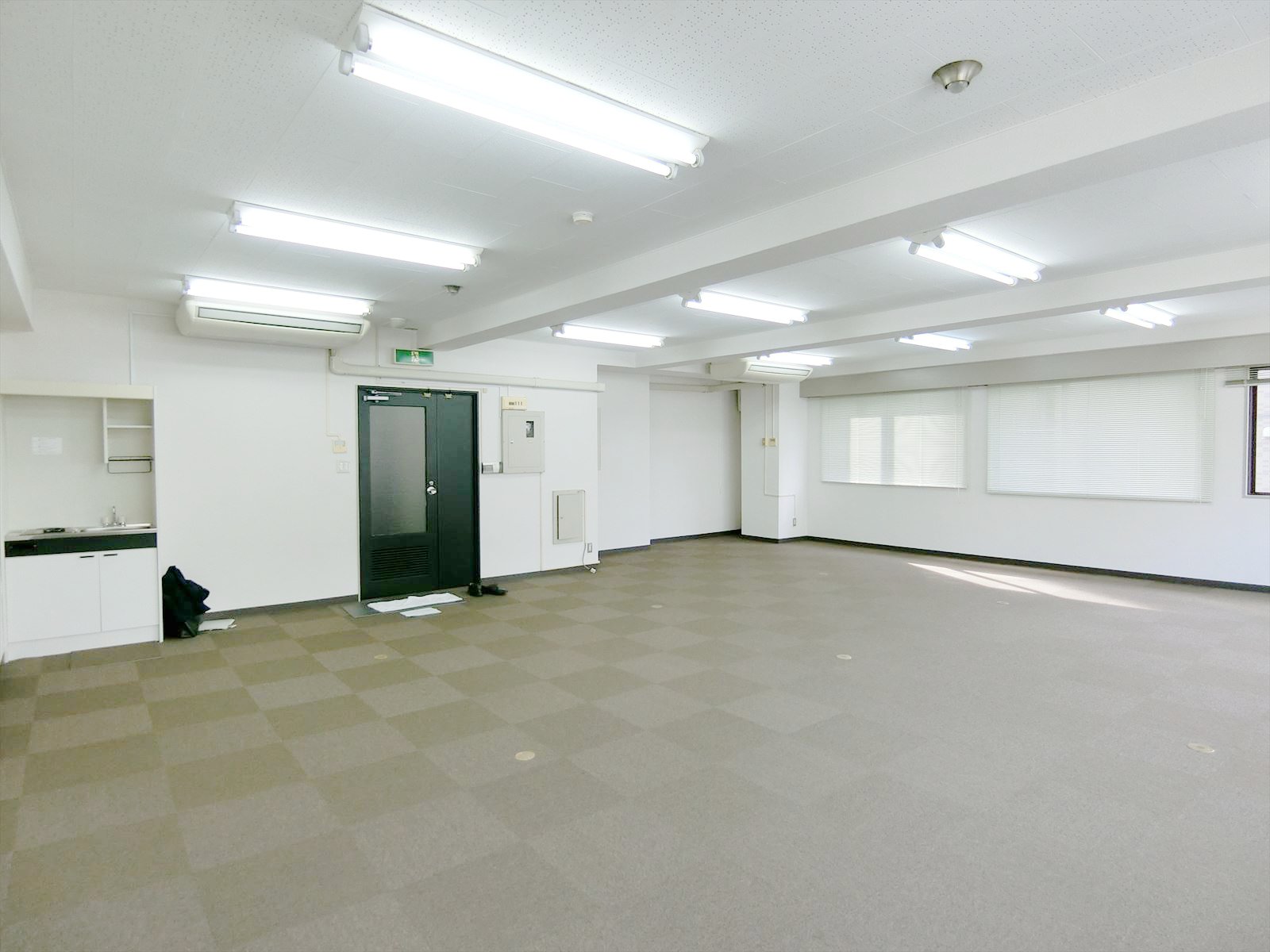 貸室角からの様子