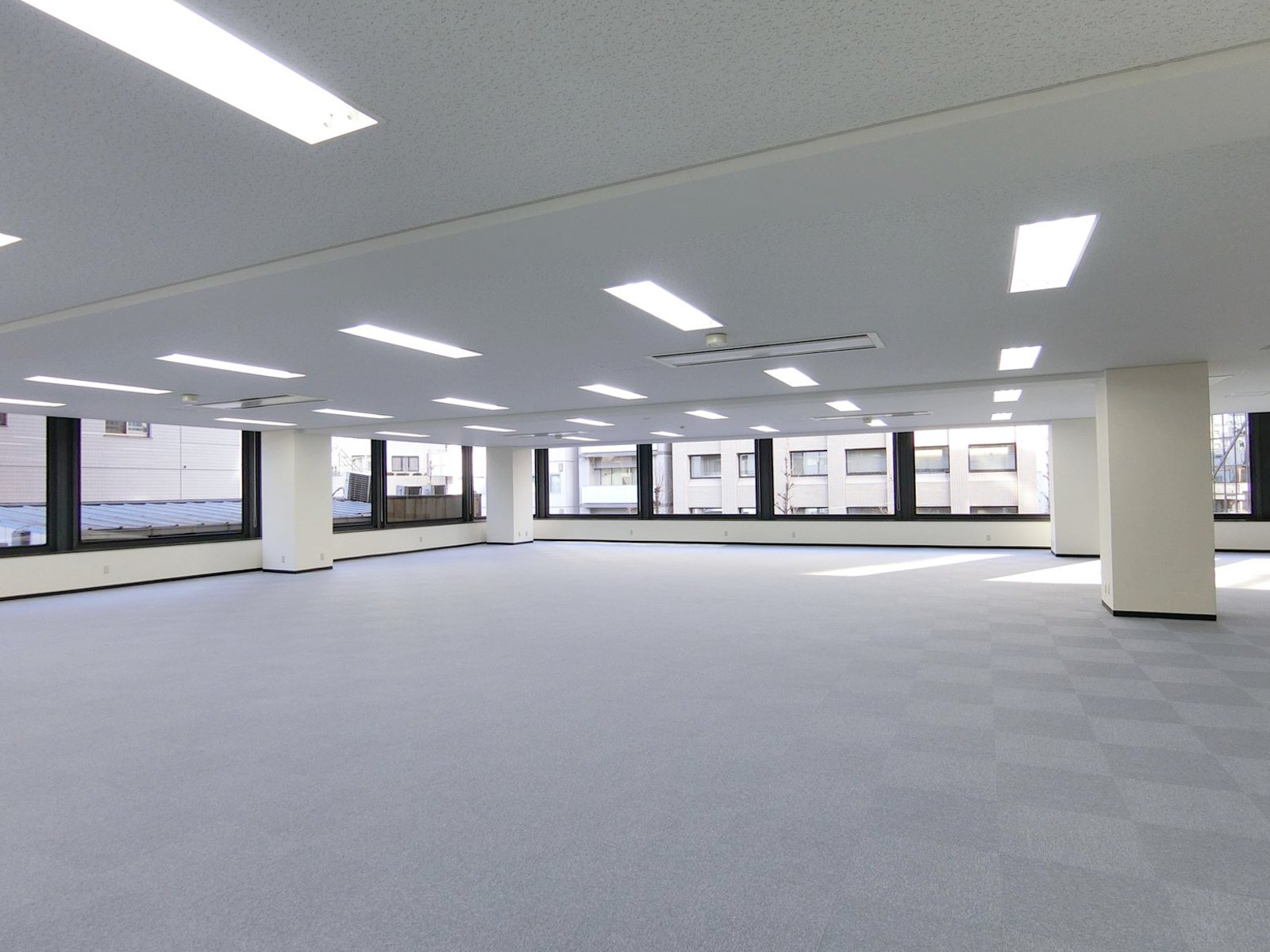 貸室奥側から見た室内