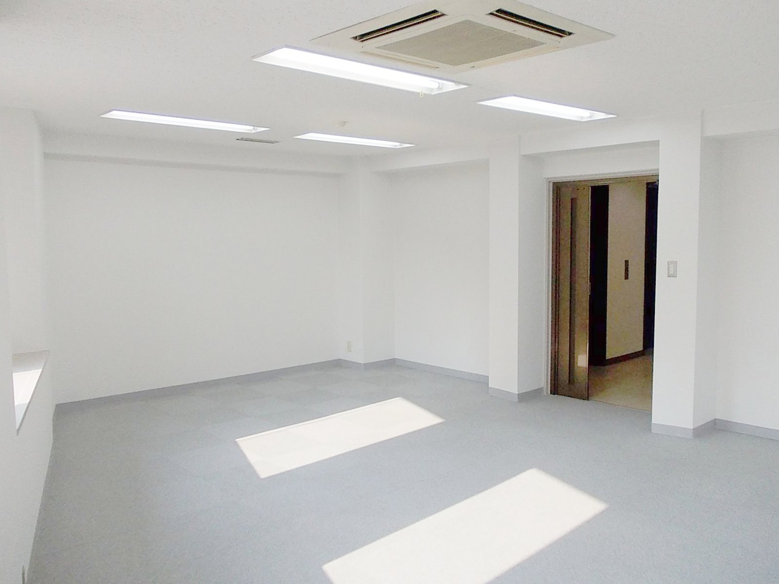 貸室出入り口
