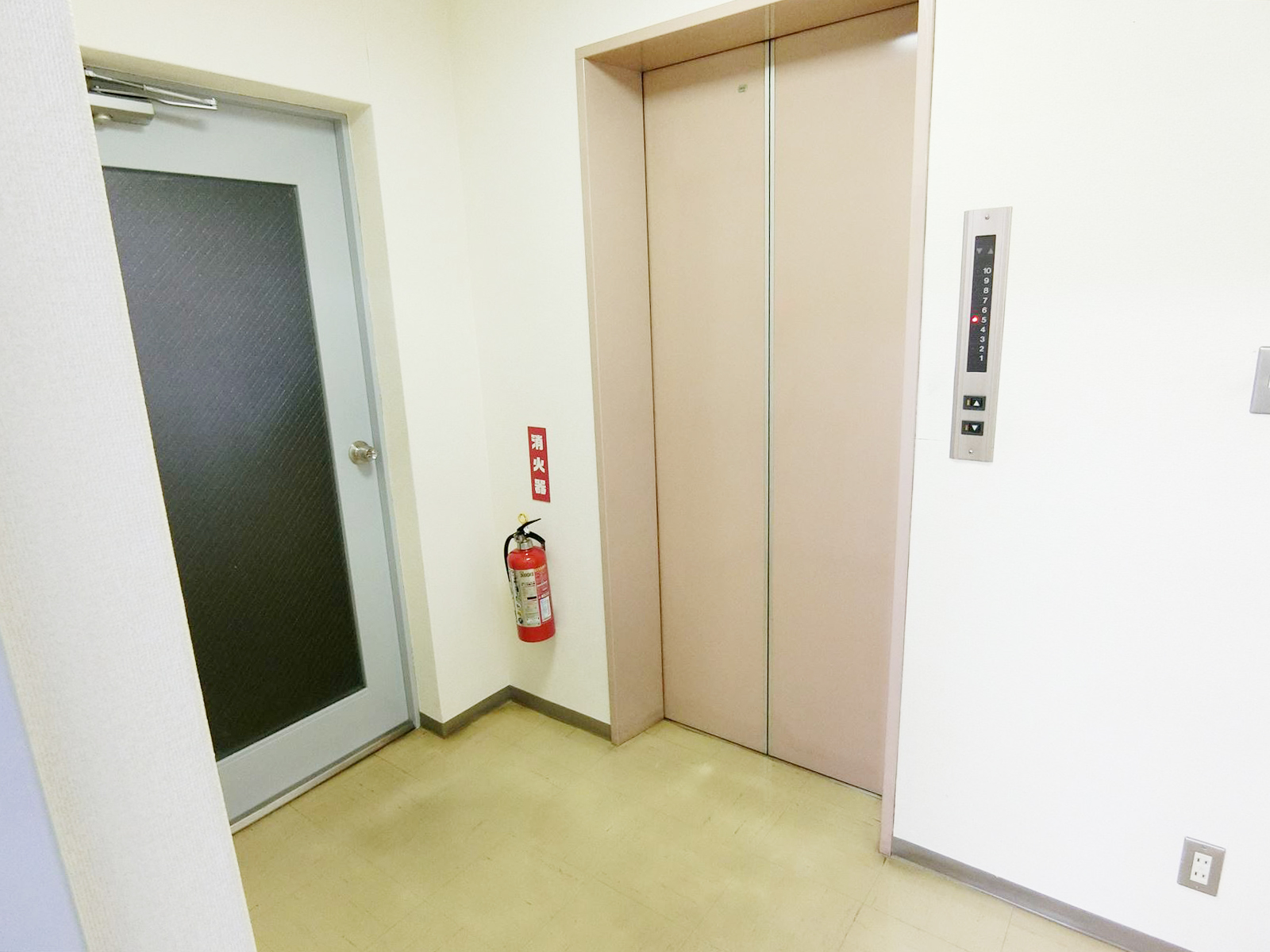 エレベーター前