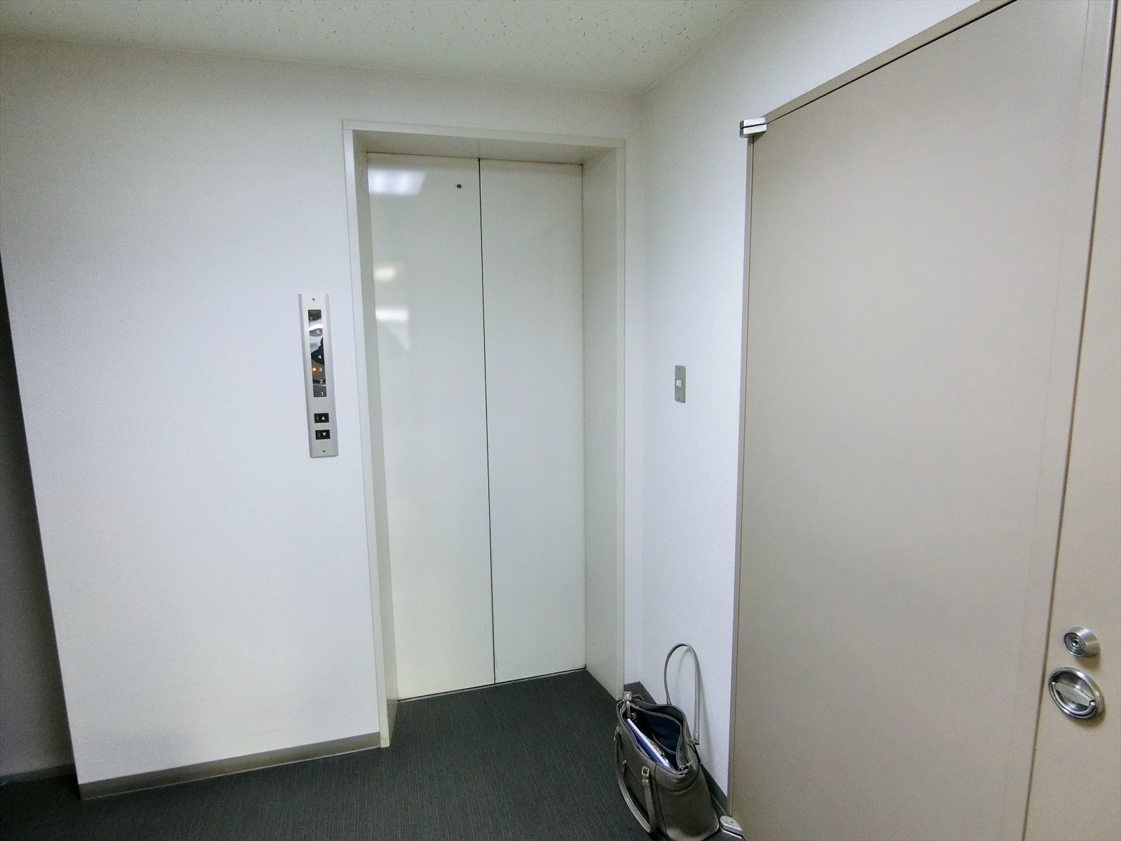 エレベーター前