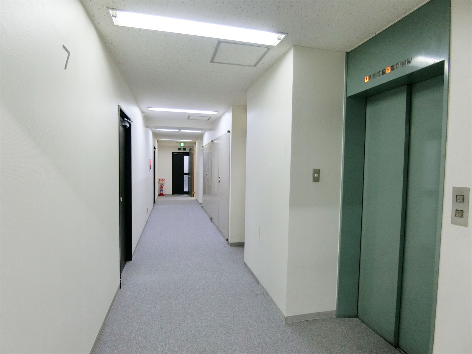 エレベーター前