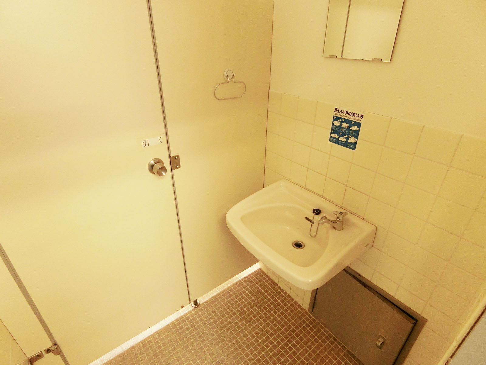 洗面台・トイレ個室入口