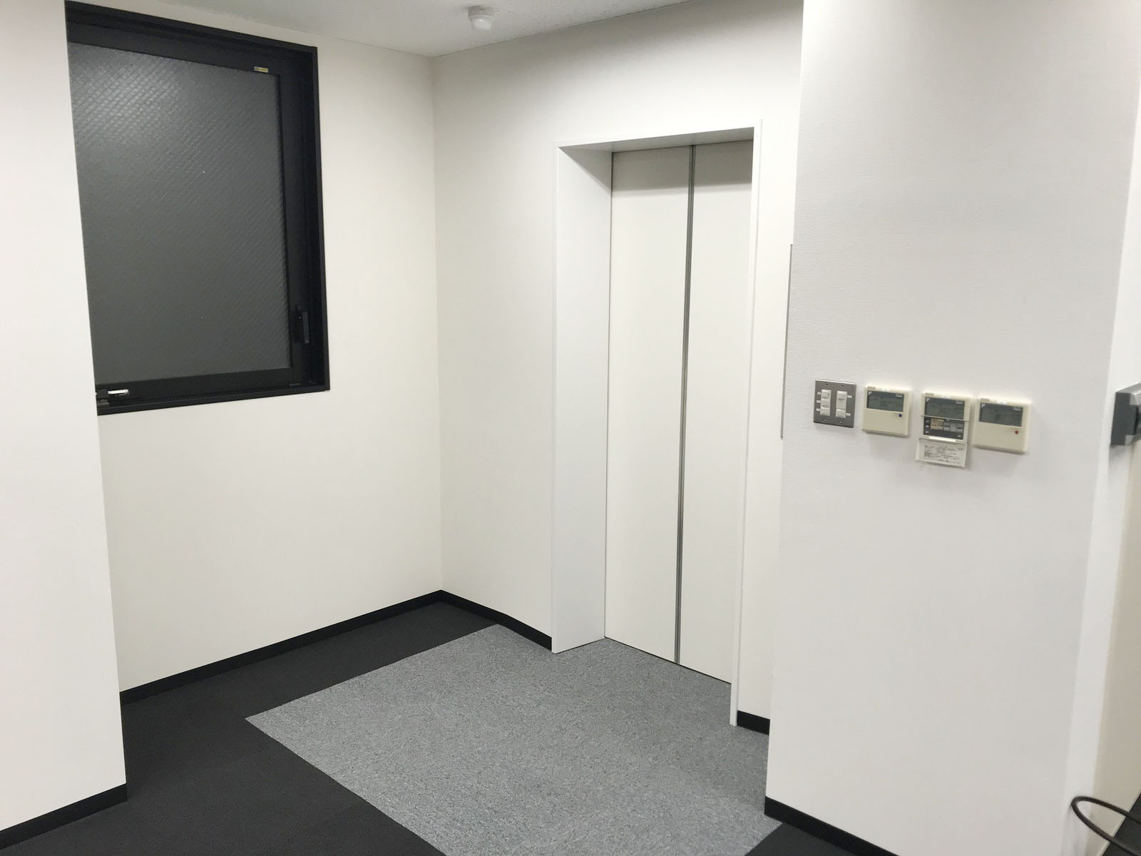 エレベーター前