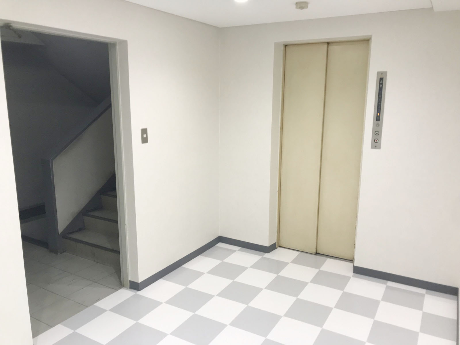 エレベーター前