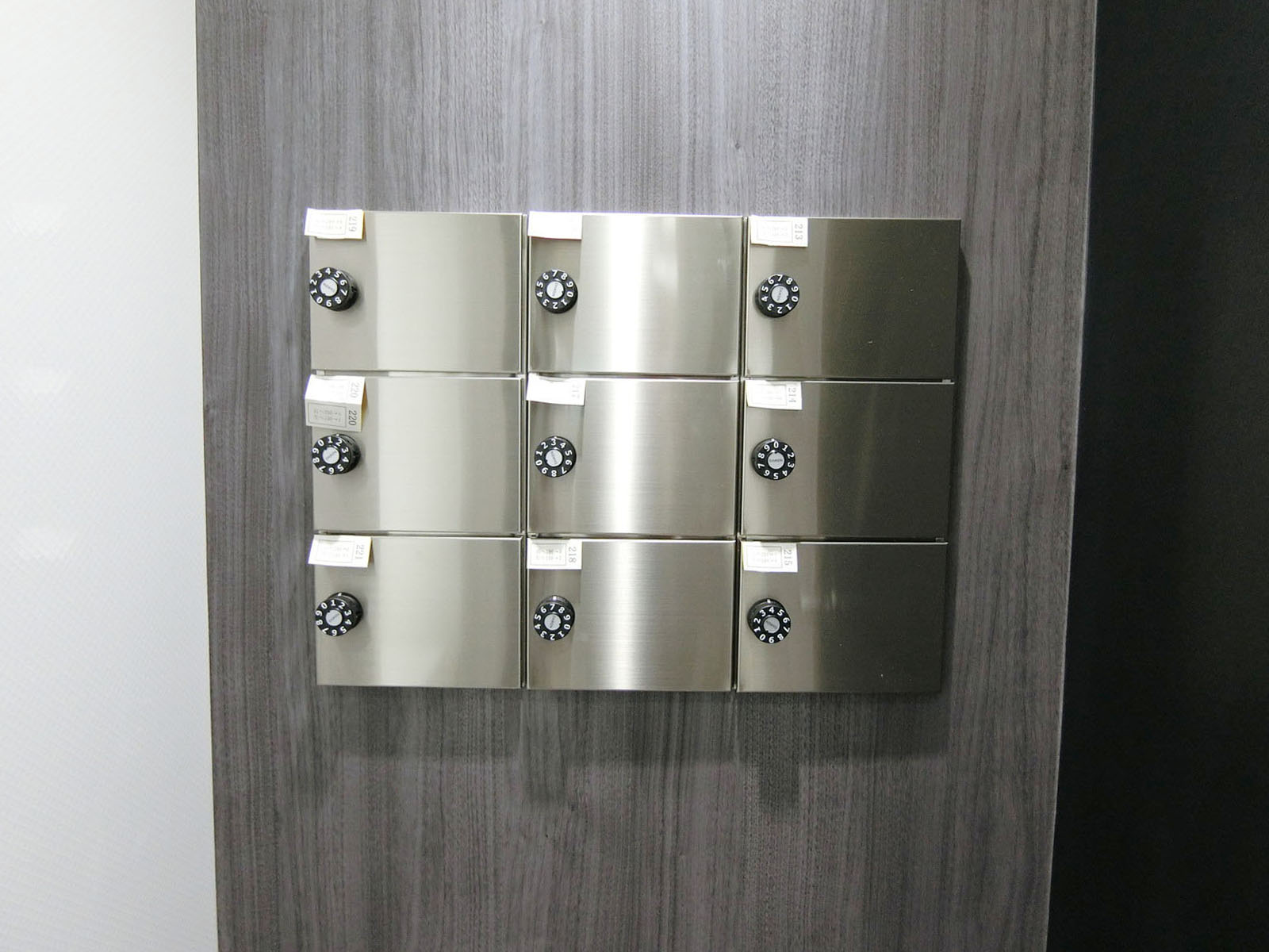 女性用トイレ内の小物入れ