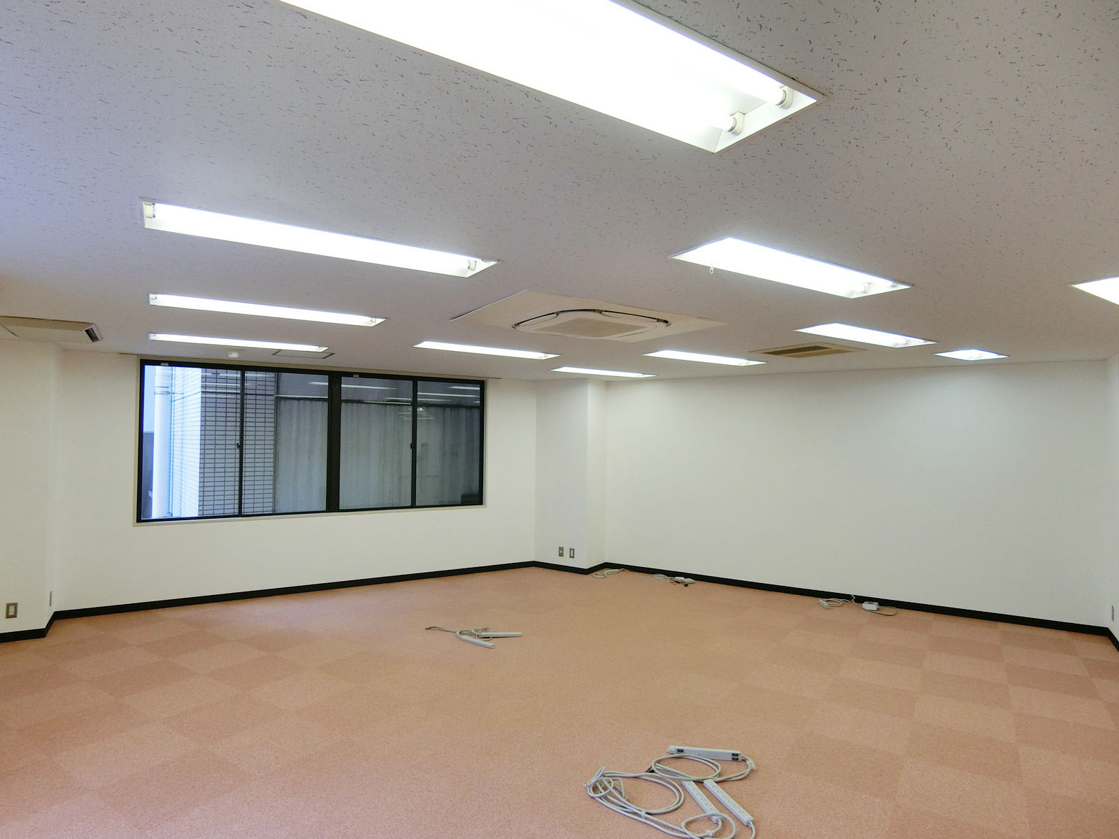 オフィス室内参考画像