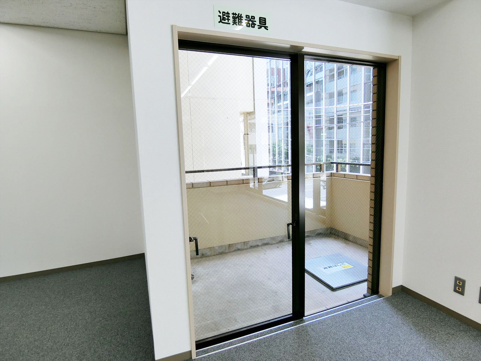 バルコニーへの窓